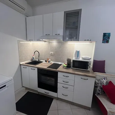 Kameni Val Apartment